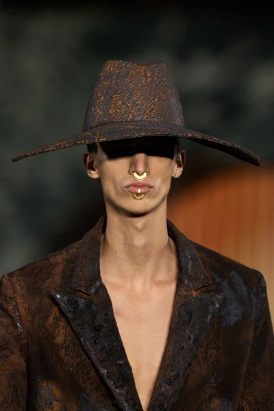Look 250
